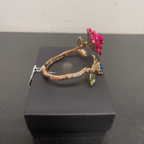 Betsey Johnson Rose Hing - Picture 3 of 8